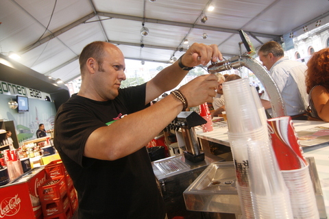 Foto: Concejales de Bilbao, Dipurtados y burukides poniendo tragos.