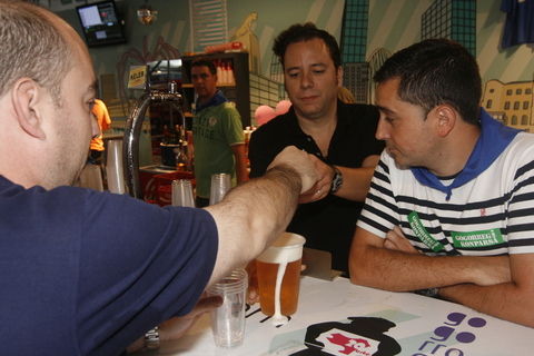 Foto: Concejales de Bilbao, Diputados y Burukides poniendo tragos en Gogorregi.