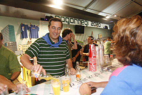Foto: .Concejales de Bilbao, Diputados y Burukides poniendo tragos en Gogorregi.