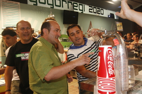 Foto: Concejales de Bilbao, Diputados y Burukides poniendo tragos en Gogorregi.
