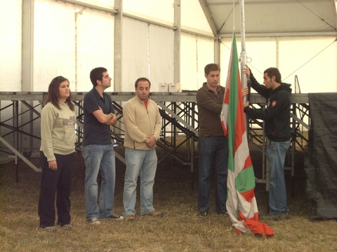 Foto: Apertura con la izada de ikurri�a