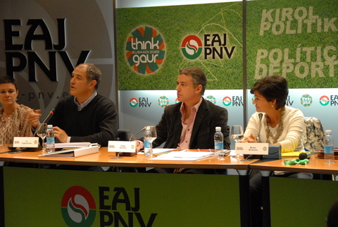 Foto: Intervenci�n de Andoni Zubizarreta 