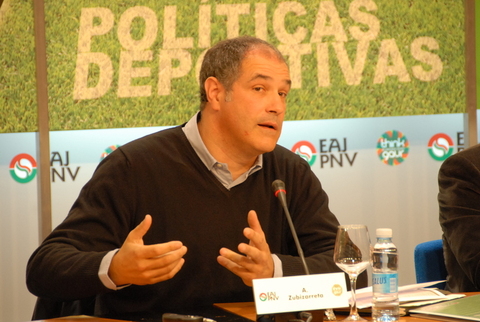 Foto: Intervenci�n de Andoni Zubizarreta , preguntas 