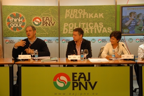 Argazkia: Andoni Zubizarretaren hitzaldiaren amaiera