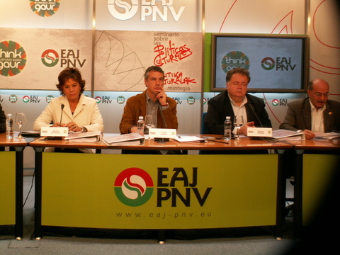 Foto: Intervenci�n de Gotzon Lobera en el seminario sobre pol�ticas culturales 