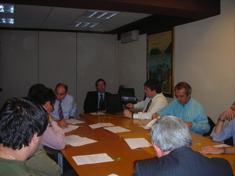 Foto: Grupos de discusi�n en Bilbao , Batzoki de Abando 