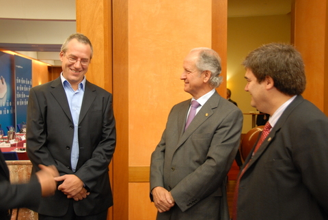 Foto: Juan Mari Atutxa saluda a los ponentes 