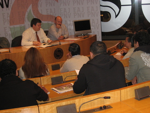 Foto: Grupo de discusi�n sectorial con asociaciones de inmigrantes.