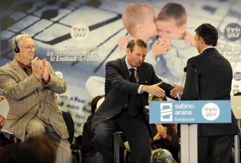 Foto: I�igo Urkullu saluda al Lehendakari  Juan Jos� Ibarretxe 