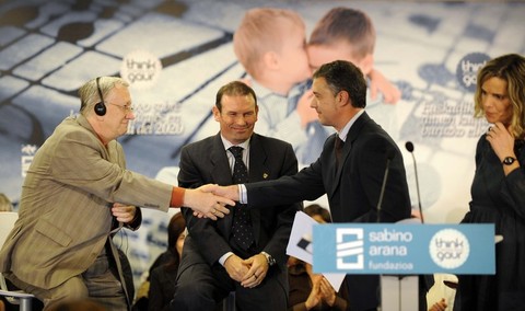 Foto: I�igo Urkullu saluda al experto G�rald Grandmont