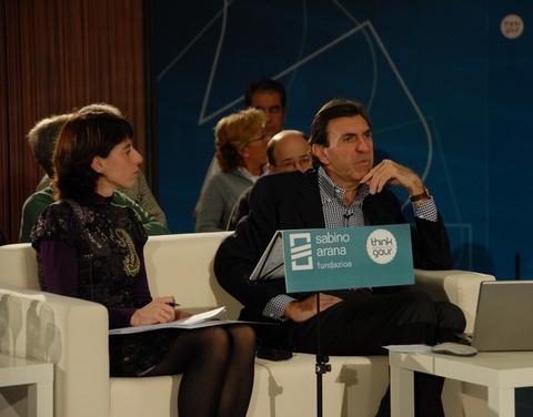 Foto: Estibaliz Hernaez , coordinadora del �rea de innovaci�n de Think Gaur con Jon Azua 