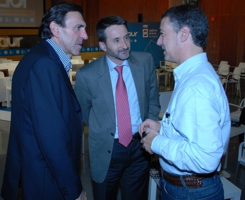 Foto: I�igo Urkullu conversa con Jon Azua y Josu Jon Imaz 