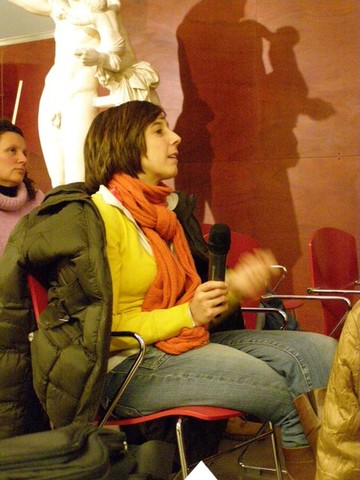 Foto: Una participante toma parte en el debate 