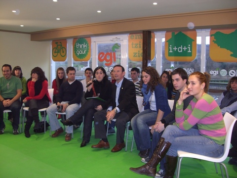 Foto: El Lehendakari Ibarretxe ha contestado a las preguntas de los egikides