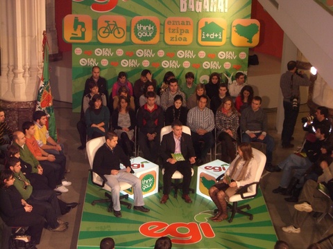 Foto: I�igo manifiesta su deseo de leer las ponencias lo antes posible, est� muy interesado en la opini�n 