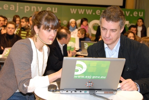 Foto: Garbi�e Saez prueba las nuevas herramientas inform�ticas