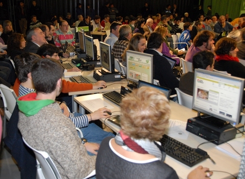 Argazkia: Partaideak web orrialde berriaren tresnak erabiltzeko azalpenak entzuten