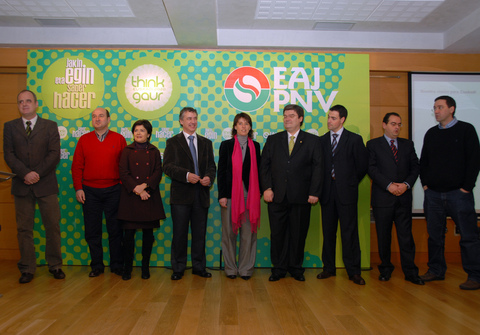 Foto: I�igo Urkullu  con los coordinadores de las �reas del Proyecto Think Gaur 