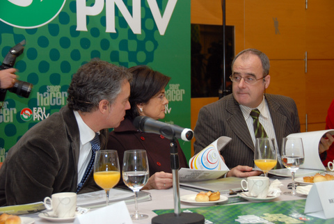 Foto: I�igo Urkullu , Belen Greaves y  Joseba Egibar conversan tras la rueda de prensa 