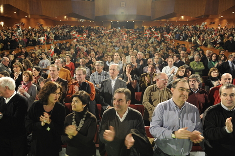 Foto: El p�blico aplaude tras las intervenciones 