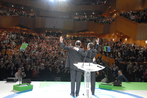 Argazkia: I�igo Urkullu eta Ibarretxe Lehendakaria publikoa agurtzen 