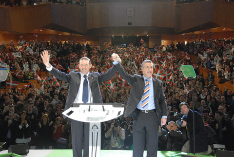 Foto: El saludo de I�igo Urkullu y el lehendakari Ibarretxe 