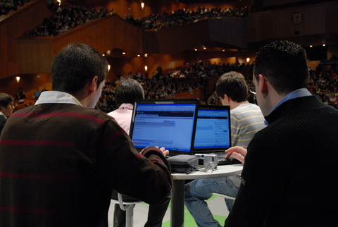 Foto: Los blogeros retransmitiendo el acto por medio de las nuevas tecnolog�as 