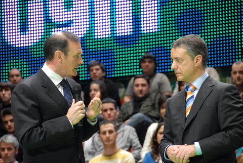 Foto: El lehendakari Ibarretxe conversa con I�igo Urkullu 
