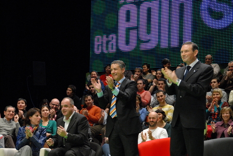 Foto: I�igo Urkullu y el Lehendakari Ibarretxe saludan a los asistentes al acto 