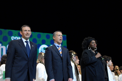 Foto: Los asistentes entonan el Gora Ta Gora 